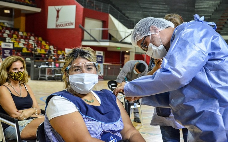 <h6>COVID 19</h6><h1>La próxima semana iniciará la vacunación para docentes de secundaria y de nivel superior</h1>