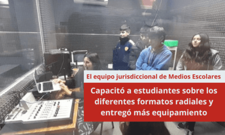 El equipo jurisdiccional de Medios Escolares capacitó a estudiantes sobre los diferentes formatos radiales y entregó más equipamiento